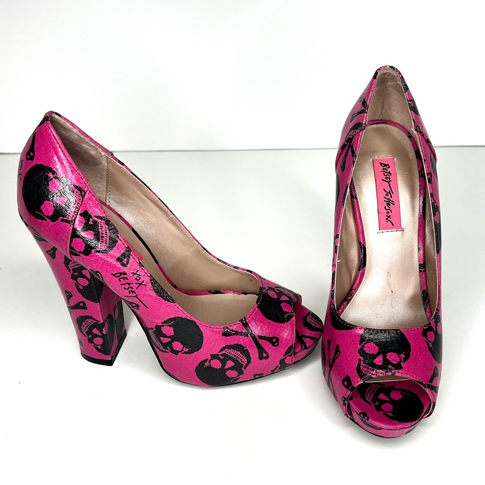 Betsy Johnson rare pink peep toe skull and crossbones heels